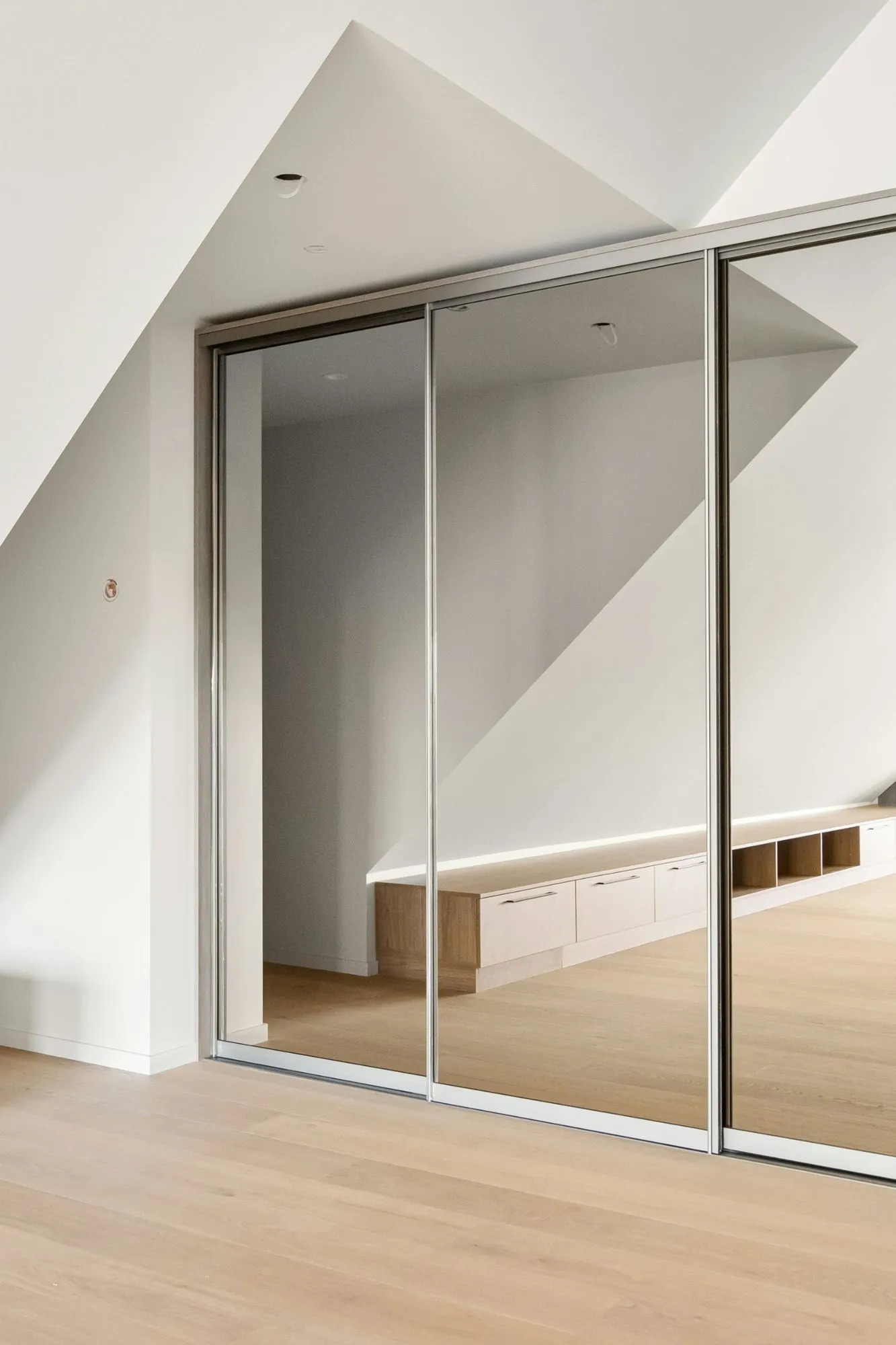 Skyvedører med speilglass under skråtak