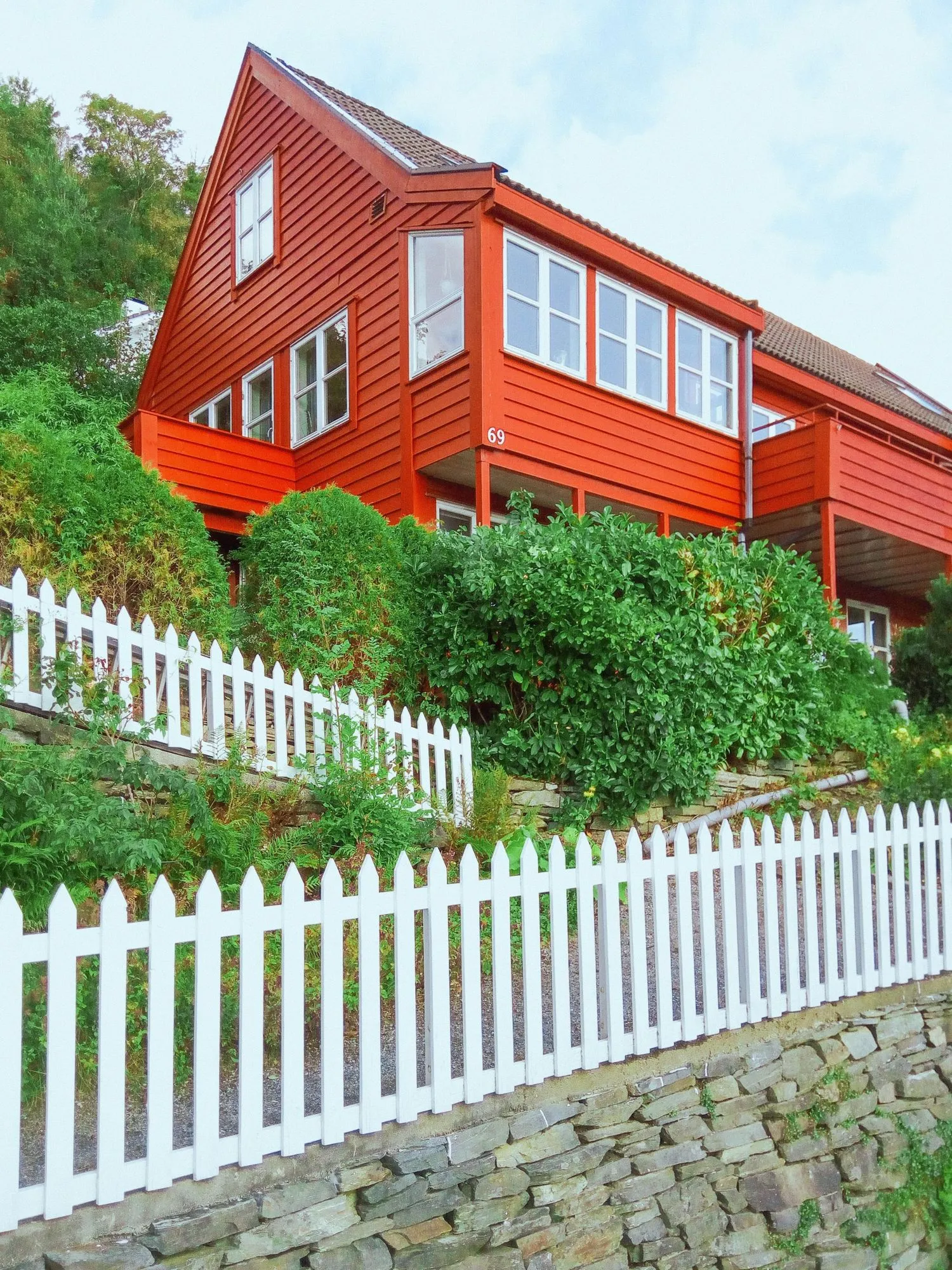Rødt trehus med hvite vinduer i Bergen